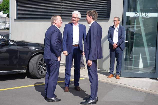 Verteidigungsminister Pistorius beim Unternehmensbesuch bei KNDS Verteidigungsminister Boris Pistorius gemeinsam mit Dr., Axel Scheibel (CTO) und Florian Hohenwarter (CEO) bei der Begruessung am Eingang von KNDS, Kassel, 21,07.2026 Kassel Hessen Deutschland *** Defense Minister Pistorius during a company visit to KNDS Defense Minister Boris Pistorius, together with Dr. Axel Scheibel, CTO, and Florian Hohenwarter, CEO, welcoming guests at the entrance to KNDS, Kassel, July 21, 2026, Kassel, Hesse, Germany