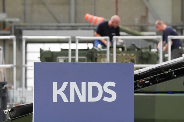 Verteidigungsminister Pistorius beim Unternehmensbesuch bei KNDS Symbolfoto und Themenfoto des Ruestungsunternehmen fuer Panzer und militaerische Fahrzeuge KNDS am Standort in Kassel Kassel Hessen Deutschland *** Defense Minister Pistorius during a company visit to KNDS. Stock photo and feature photo of KNDS, a defense contractor specializing in tanks and military vehicles, at its facility in Kassel, Hesse, Germany.