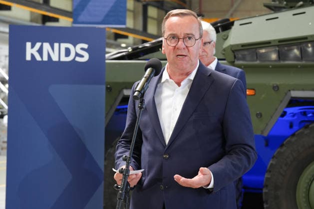 Verteidigungsminister Pistorius beim Unternehmensbesuch bei KNDS Verteidigungsminister Boris Pistorius im Portrait mit Gestik bei der Pressekonferenz und Statement nach seinem Firmenbesuch von KNDS, Kassel, 21,07.2026 Kassel Hessen Deutschland *** Defense Minister Pistorius during a company visit to KNDS: A portrait of Defense Minister Boris Pistorius gesturing during a press conference and delivering a statement following his visit to KNDS, Kassel, July 21, 2026, Kassel, Hesse, Germany