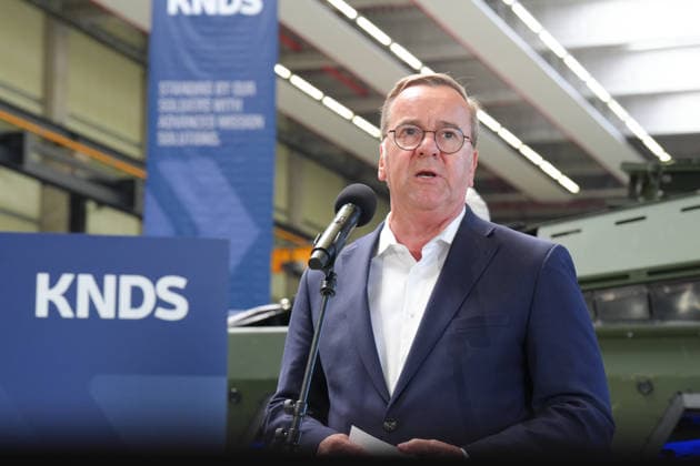 Verteidigungsminister Pistorius beim Unternehmensbesuch bei KNDS Verteidigungsminister Boris Pistorius im Portrait bei der Pressekonferenz und Statement nach seinem Firmenbesuch von KNDS, Kassel, 21,07.2026 Kassel Hessen Deutschland *** Defense Minister Pistorius during a company visit to KNDS: A portrait of Defense Minister Boris Pistorius at the press conference and statement following his visit to KNDS, Kassel, July 21, 2026, Kassel, Hesse, Germany