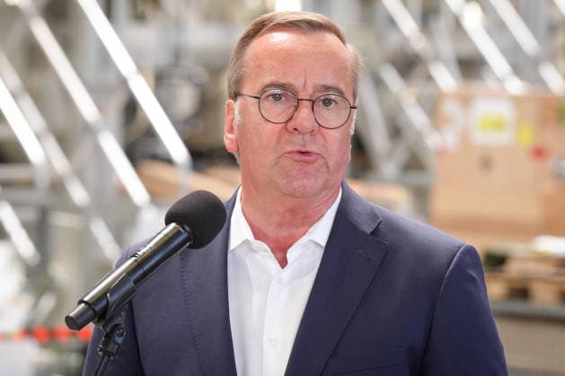 Verteidigungsminister Pistorius beim Unternehmensbesuch bei KNDS Verteidigungsminister Boris Pistorius im Portrait bei der Pressekonferenz und Statement nach seinem Firmenbesuch von KNDS, Kassel, 21,07.2026 Kassel Hessen Deutschland *** Defense Minister Pistorius during a company visit to KNDS: A portrait of Defense Minister Boris Pistorius at the press conference and statement following his visit to KNDS, Kassel, July 21, 2026, Kassel, Hesse, Germany