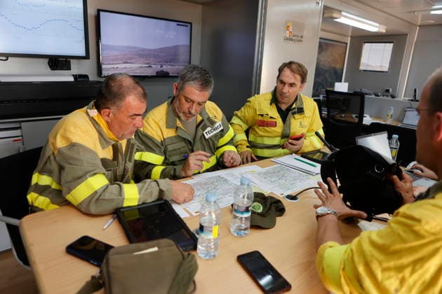 The La Mierla Fire Strikes the Heart of the Livestock Industry in the Sierra Norte of Guadalajara Several technicians are working at the Forward Command Post set up in Barcones to fight the wildfire, on July 21, 2026, in Barcones, Soria, Castile and León, Spain. The wildfire that originated in La Mierla, which has already scorched more than 26,000 hectares in the Sierra Norte of Guadalajara, is not only leaving behind a scorched landscape and a long list of municipalities under lockdown or evacuation orders; it also threatens to destroy the way of life of dozens of livestock-raising families who watch helplessly as the fire devours the pastures, forcing the relocation of hundreds of head of cattle and putting the work of entire generations  Copyright: xConchaxOrtegax 7678919
