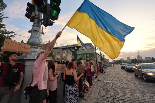 Protest against dismissal of Mykhailo Fedorov enters fifth day in Kharkiv A man holds a Ukrainian flag by the road as activists protest against the dismissal of Mykhailo Fedorov from the post of the Defence Minister of Ukraine and demand the resignation of Commander-in-Chief of the Armed Forces Oleksandr Syrskyi, Kharkiv, Ukraine, July 20, 2026., Credit:Viacheslav Madiievskyi Ukrinform Avalon Ukraine, Kharkiv  Copyright: xViacheslavxMadiievskyix xUkrinformx xAvalonx 1117706169