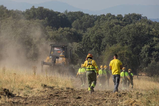 Eight towns in Segovia evacuated due to the Brieva fire. Forest workers and a bulldozer are working to extinguish the fire, as of July 21, 2026, in Brieva, Segovia, Castile and León, Spain. Segovia’s Cecopi has ordered the evacuation of eight municipalities—Tenzuela, Losana de Pirón, Carrascal de la Cuesta, La Cuesta, Aldeasaz, Berrocal, Caballar, and Santo Domingo de Pirón, as a result of the wildfire that broke out at 3:00 p.m. this Monday in Brieva and has been classified as IGR 2 due to the threat it poses to nearby communities. JULY 21, 2026 Brieva, Segovia, Castile and León Brieva, Segovia, Castile and León Spain  Copyright: xNachoxValverdex 7678932