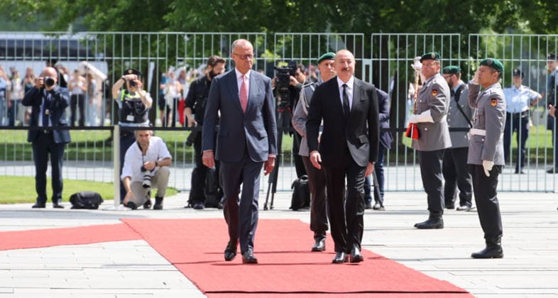 BK und Aserbaidschan 21.07.2026, Germany, Berlin, Berlin, Bundeskanzleramt, Begrüßung des Präsidenten der Republik Aserbaidschan, Ilham Alijew, durch Bundeskanzler Friedrich Merz Berlin Berlin Germany *** Federal Chancellery and Azerbaijan, July 21, 2026, Germany, Berlin, Berlin, Federal Chancellery, Federal Chancellor Friedrich Merz welcomes Ilham Aliyev, President of the Republic of Azerbaijan, Berlin, Berlin, Germany