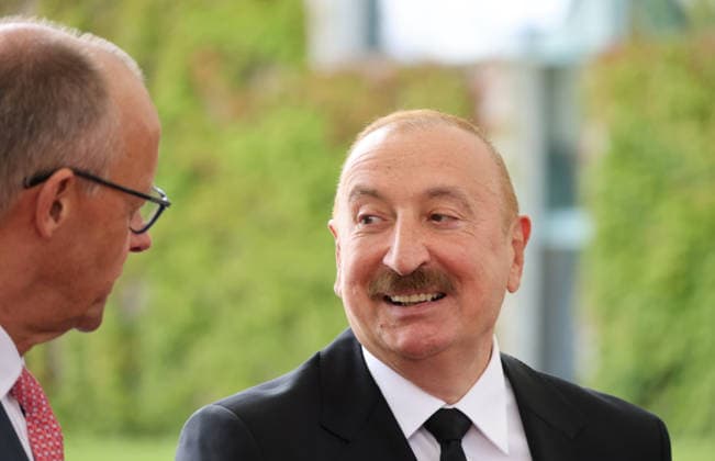 BK und Aserbaidschan 21.07.2026, Germany, Berlin, Berlin, Bundeskanzleramt, Begrüßung des Präsidenten der Republik Aserbaidschan, Ilham Alijew, durch Bundeskanzler Friedrich Merz Berlin Berlin Germany *** Federal Chancellery and Azerbaijan, July 21, 2026, Germany, Berlin, Berlin, Federal Chancellery, Federal Chancellor Friedrich Merz welcomes Ilham Aliyev, President of the Republic of Azerbaijan, Berlin, Berlin, Germany