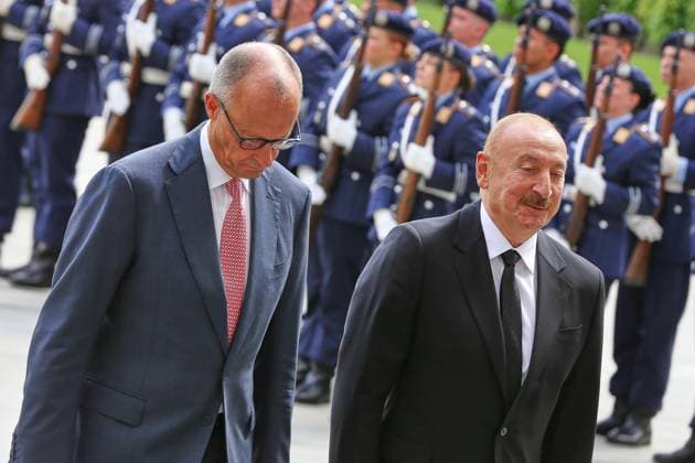 Berlin, Deutschland, 21.07.2026: Bundeskanzleramt: Empfang des Präsidenten Aserbaidschans: Bundeskanzler Friedrich Merz (CDU) und Ilham Alijew , Präsident von Aserbaidschan, mit Soldaten der Bundeswehr im Hintergrund *** Berlin, Germany, July 21, 2026; Federal Chancellery: Reception for the President of Azerbaijan; Federal Chancellor Friedrich Merz (CDU) and Ilham Aliyev, President of Azerbaijan, with Bundeswehr soldiers in the background Copyright: xdtsxNachrichtenagenturx dts_128143
