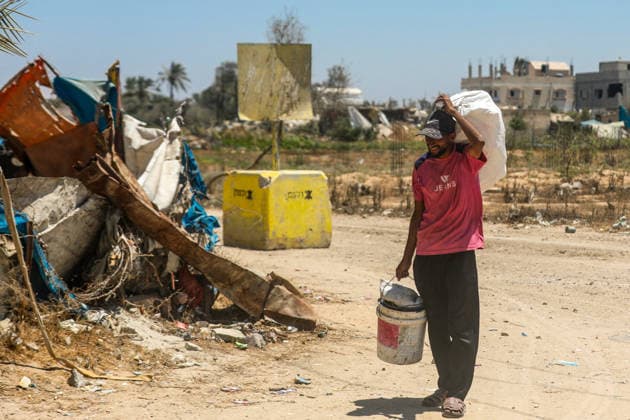 Israeli army expands the Yellow Line zone eastward of Deir al-Balah in Gaza DEIR AL-BALAH, PALESTINE - JULY 21: The Israeli army gradually expands the Yellow Line zone in the central Gaza Strip, moving its military zone about 100 meters westward east of Deir al-Balah, Gaza, Palestine on July 21, 2026. Israeli forces place new yellow concrete blocks near civilian homes in densely populated neighborhoods, violating the ceasefire agreement that went into effect in October 2025. Moiz Salhi Anadolu Gaza Palestine. Editorial use only. Please get in touch for any other usage.  Copyright: x2026xAnadoluxMoizxSalhix
