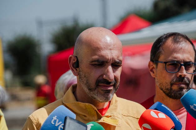 The La Mierla Wildfire Strikes the Heart of the Livestock Industry in the Sierra Norte of Guadalajara Juan José Fernández, the technical director of the task force fighting the La Mierla wildfire in Guadalajara, speaks to the media to provide an update on the firefighting efforts in La Mierla, on July 21, 2026, in Guadalajara, Castilla-La Mancha, Spain. The wildfire that originated in La Mierla, which has already scorched more than 26,000 hectares in the Sierra Norte of Guadalajara, is not only leaving behind a scorched landscape and a long list of municipalities under lockdown or evacuation orders; it also threatens to destroy the way of life of dozens of livestock-raising families who watch helplessly as the fire devours the pastures, fo  Copyright: xMateoxLanzuelax 7679094