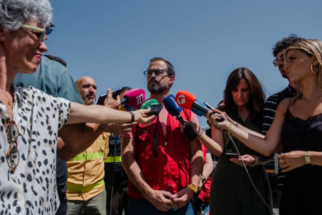The La Mierla wildfire strikes the heart of the livestock industry in the Sierra Norte of Guadalajara. José Almodóvar, Deputy Minister of the Environment for Castilla-La Mancha, speaks to the media to provide an update on efforts to extinguish the wildfire in La Mierla on July 21, 2026, in Guadalajara, Castilla-La Mancha, Spain. The wildfire that originated in La Mierla, which has already scorched more than 26,000 hectares in the Sierra Norte of Guadalajara, is not only leaving behind a scorched landscape and a long list of municipalities under lockdown or evacuation orders; it also threatens to destroy the way of life of dozens of livestock-raising families who watch helplessly as the fire devours the pastures, forcing the relocation of h  Copyright: xMateoxLanzuelax 7679091