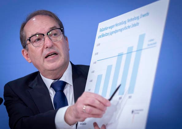 Alexander Dobrindt, Bundesministerium des Innern, aufgenommen im Rahmen einer Bundespressekonferenz zum Bundeslagebild Sexualdelikte zum Nachteil von Kindern und Jugendlichen 2025 in Berlin, 21.07.2026 Berlin Deutschland *** Alexander Dobrindt, Federal Ministry of the Interior, photographed during a federal press conference on the 2025 Federal Report on Sexual Offenses Against Children and Adolescents in Berlin, July 21, 2026, Berlin, Germany Copyright: xYonaxElsnerx