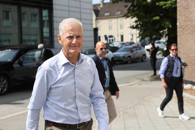 Brann i Drammen Oslo 20260721. Statsminister Jonas Gahr Store besoker Scandic Ambassadeur Drammen for a mote representanter fra kommunen, frivillige og nokon evakuerte fra brannen i Krokstadelva. Brannen startet fredag ettermiddag i et rekkehus ved Krokstadelva i Drammen. Foto: Jan Langhaug NTB Oslo Norge uziUINfYKPc EDITORIAL USE ONLY Ref:_BNC_POLuziUINfYKPc.jpg *** Fire in Drammen, Oslo, July 21, 2026 Prime Minister Jonas Gahr Store visits the Scandic Ambassadeur Drammen to meet with representatives from the municipality, volunteers, and some evacuees from the fire in Krokstadelva. The fire broke out Friday afternoon in a townhouse near Krokstadelva in Drammen. Photo: Jan Langhaug, NTB, Oslo, Norway. uziUINfYKPc EDITORIAL USE ONLY  Copyright: xJanxLanghaugx xNTBx