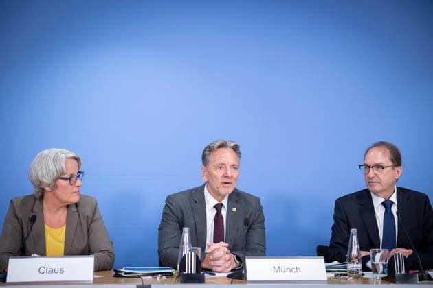 (L-R) Kerstin Claus, Unabhaengige Bundesbeauftragte gegen sexuellen Missbrauch von Kindern und Jugendlichen (UBSKM), Holger Muench, Praesident des Bundeskriminalamtes (BKA) und Alexander Dobrindt, Bundesministerium des Innern, aufgenommen im Rahmen einer Bundespressekonferenz zum Bundeslagebild Sexualdelikte zum Nachteil von Kindern und Jugendlichen 2025 in Berlin, 21.07.2026 Berlin Deutschland *** L R Kerstin Claus, Independent Federal Commissioner Against Sexual Abuse of Children and Adolescents (UBSKM), Holger Muench, President of the Federal Criminal Police Office (BKA), and Alexander Dobrindt, Federal Ministry of the Interior, photographed during a federal press conference on the 2025 Federal Report on Sexual Offenses Against Children Copyright: xYonaxElsnerx