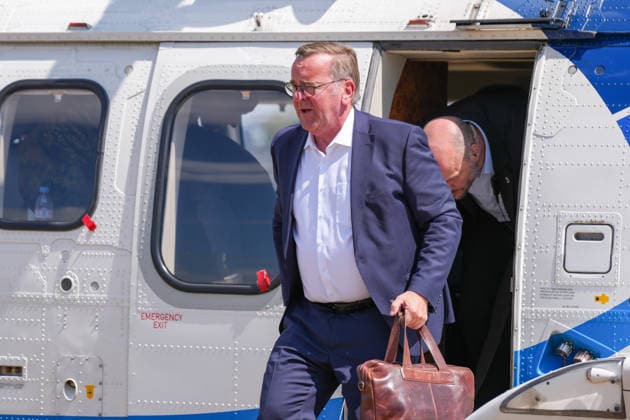 21.07.2026, xydrx, Besuch des Bundesminister der Verteidigung beim Versorgungsbataillon 7 der Bundeswehr, Glückauf-Kaserne Unna: Boris Pistorius (Bundesministerium der Verteidigung) steigt aus dem Hubschrauber der Luftwaffe *** July 21, 2026, xydrx, Visit by the Federal Minister of Defense to the Bundeswehr’s 7th Supply Battalion, Glückauf Barracks, Unna: Boris Pistorius of the Federal Ministry of Defense steps out of the Air Force helicopter Copyright: HMBxMedia YannisxDreimann