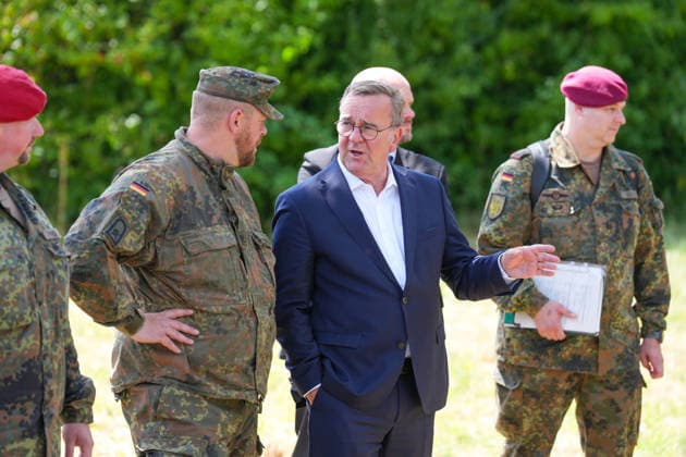 21.07.2026, xydrx, Besuch des Bundesminister der Verteidigung beim Versorgungsbataillon 7 der Bundeswehr, Glückauf-Kaserne Unna: Boris Pistorius (Bundesministerium der Verteidigung) im Gespräch mit einem Soldaten *** July 21, 2026, xydrx, Visit by the Federal Minister of Defense to the Bundeswehr’s 7th Supply Battalion, Glückauf Barracks, Unna Boris Pistorius, Federal Ministry of Defense, talking with a soldier Copyright: HMBxMedia YannisxDreimann