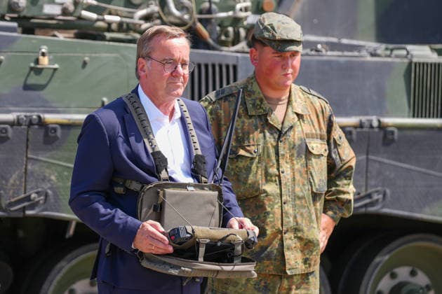 21.07.2026, xydrx, Besuch des Bundesminister der Verteidigung beim Versorgungsbataillon 7 der Bundeswehr, Glückauf-Kaserne Unna: Boris Pistorius (Bundesministerium der Verteidigung) steuert eine Land Drohne *** July 21, 2026, xydrx, Visit by the Federal Minister of Defense to the Bundeswehr’s 7th Supply Battalion, Glückauf Barracks, Unna; Boris Pistorius, Federal Ministry of Defense, operates a land drone Copyright: HMBxMedia YannisxDreimann