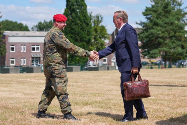 21.07.2026, xydrx, Besuch des Bundesminister der Verteidigung beim Versorgungsbataillon 7 der Bundeswehr, Glückauf-Kaserne Unna: Boris Pistorius (Bundesministerium der Verteidigung) wird in der Kaserne von Gerhard Pomsel (Oberst Leutnant) begrüßt *** July 21, 2026, xydrx, Visit by the Federal Minister of Defense to the Bundeswehr’s 7th Supply Battalion, Glückauf Barracks, Unna. Boris Pistorius of the Federal Ministry of Defense is welcomed at the barracks by Lieutenant Colonel Gerhard Pomsel. Copyright: HMBxMedia YannisxDreimann
