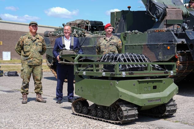 21.07.2026, xydrx, Besuch des Bundesminister der Verteidigung beim Versorgungsbataillon 7 der Bundeswehr, Glückauf-Kaserne Unna: Boris Pistorius (Bundesministerium der Verteidigung) steuert die Bodendrohne Gerion *** July 21, 2026, xydrx, Visit by the Federal Minister of Defense to the Bundeswehr’s 7th Supply Battalion, Glückauf Barracks, Unna; Boris Pistorius of the Federal Ministry of Defense operates the Gerion ground drone Copyright: HMBxMedia YannisxDreimann