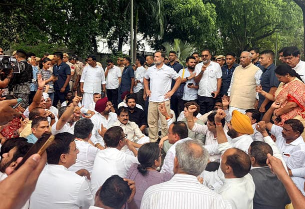 RECORD DATE NOT STATED Congress protests at Lok Kalyan Marg, demanding the resignations of PM Modi and Dharmendra Pradhan New Delhi, Jul 21 (ANI): Lok Sabha LoP Rahul Gandhi with Rajya Sabha LoP and Congress President Mallikarjun Kharge, party leaders Priyanka Gandhi Vadra, KC Venugopal, Pawan Khera and others hold a protest at Lok Kalyan Marg, demanding the resignations of Prime Minister Narendra Modi and Education Minister Dharmendra Pradhan, in New Delhi on Tuesday. (@RahulGandhi X ANI Photo) NEW DELHI Delhi India Copyright: xANIx ANI_20260721261