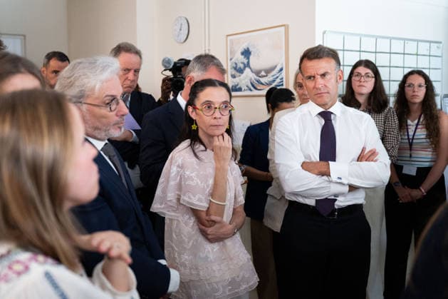 Emmanuel Macron At Asterya Child Support Center - Paris French President Emmanuel Macron visits the Asterya child support center, an innovative program at Necker Hospital dedicated to children under the care of the Assistance sociale à l enfance (ASE), accompanied by Celine Greco, founder of IM PACTES in Paris, France on July 21, 2026. Photo by Gregoire Campione Pool ABACAPRESS.COM Paris IDF France  Copyright: xCampionexGregoire Pool ABACAx