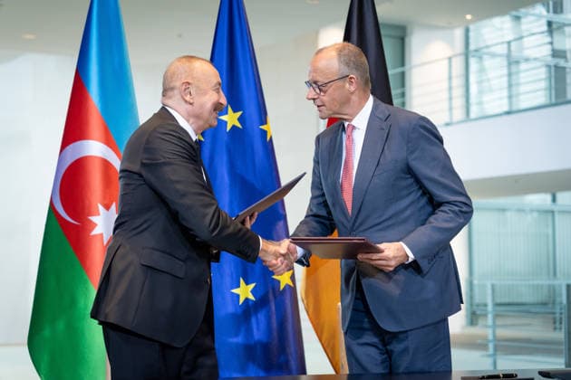 Präsident, Aserbaidschan, Ilham Alijew, Friedrich Merz, Bundeskanzler Berlin, Bundeskanzleramt, Vertragsunterzeichnung, Präsident, Aserbaidschan, Ilham Alijew, Friedrich Merz, Bundeskanzler Berlin Berlin GER *** President of Azerbaijan, Ilham Aliyev, Friedrich Merz, Federal Chancellor, Berlin, Federal Chancellery, signing of the agreement, President of Azerbaijan, Ilham Aliyev, Friedrich Merz, Federal Chancellor, Berlin, Berlin, GER