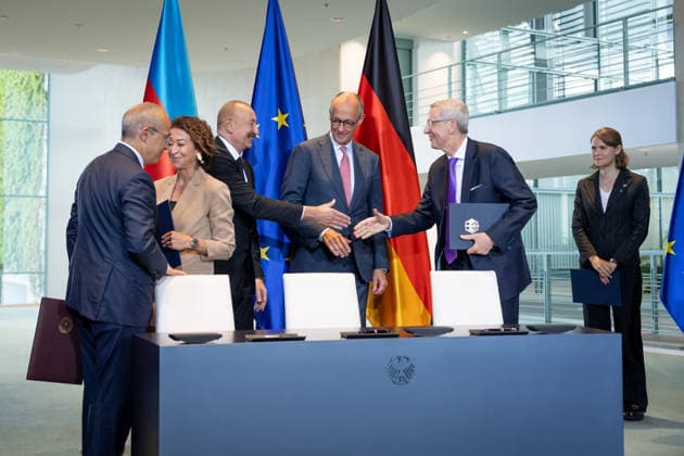 Präsident, Aserbaidschan, Ilham Alijew, Friedrich Merz, Bundeskanzler Berlin, Bundeskanzleramt, Vertragsunterzeichnung, Präsident, Aserbaidschan, Ilham Alijew, Friedrich Merz, Bundeskanzler Berlin Berlin GER *** President of Azerbaijan, Ilham Aliyev, Friedrich Merz, Federal Chancellor, Berlin, Federal Chancellery, signing of the agreement, President of Azerbaijan, Ilham Aliyev, Friedrich Merz, Federal Chancellor, Berlin, Berlin, GER