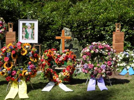 CNTV OHLSDORF- Blumen und Trauer Kraenze liegen vor einem Holzkreuz und dem Bild der versorbenen auf der Grabstelle Grab von Ilka Seeler die Ehefrau vom verstorbenen Fußballer Uwe Seeler wurde heute neben ihrem Mann beerdigt 21.07.2026 Hamburg - Ohlsdorf Hamburg Deutschland *** CNTV OHLSDORF Flowers and funeral wreaths lie in front of a wooden cross and a portrait of the deceased at the gravesite. The grave of Ilka Seeler, wife of the late soccer player Uwe Seeler, was laid to rest today next to her husband. July 21, 2026, Hamburg-Ohlsdorf, Hamburg Germany
