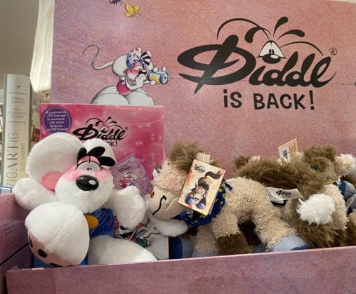 21.07.2026, Deutschland, NRW, Spielwaren, Geschenkartikel, Diddl is back - das Comeback der Plüsch-Maus hat einen neuen Hype ausgelöst, Deutschland *** July 21, 2026, Germany, North Rhine-Westphalia, Toys, Gift Items, Diddl is Back —the plush mouse s comeback has sparked a new craze, Germany Copyright: xD.xKerlekin SnowfieldxPhotographyx SF210726DiddlD1