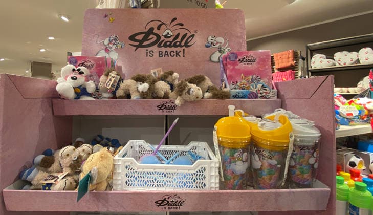 21.07.2026, Deutschland, NRW, Spielwaren, Geschenkartikel, Diddl is back - das Comeback der Plüsch-Maus hat einen neuen Hype ausgelöst, Deutschland *** July 21, 2026, Germany, North Rhine-Westphalia, Toys, Gift Items, Diddl is Back —the plush mouse s comeback has sparked a new craze, Germany Copyright: xD.xKerlekin SnowfieldxPhotographyx SF210726DiddlD2