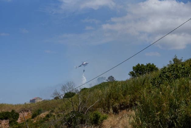 Wildfire Near Lisbon A firefighting helicopter drops water over a wildfire near Lisbon, Portugal, on July 21, 2026, as emergency crews work to contain the blaze amid high temperatures and dry conditions. Lisbon Portugal  Copyright: xLuisxBozax originalFilename: boza-notitle260721_npBTF.jpg
