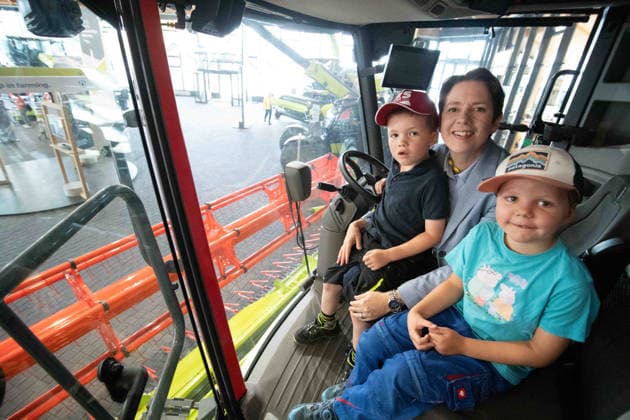 Silke GORISSEN, Gorißen, CDU, Ministerin fuer Landwirtschaft und Verbraucherschutz des Landes Nordrhein-Westfalen, besucht den Landmaschinenhersteller Claas im Rahmen der Tour ,,Starke Zukunft in NRW: KI in Landwirtschaft und Wald,,, Harsewinkel, 21.07.2026 *** Silke GORISSEN, Gorißen, CDU, Minister of Agriculture and Consumer Protection for the State of North Rhine-Westphalia, visits the agricultural machinery manufacturer Claas as part of the tour A Strong Future in North Rhine-Westphalia: AI in Agriculture and Forestry, Harsewinkel, July 21, 2026