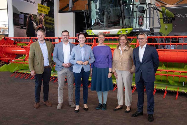 Silke GORISSEN, Gorißen, CDU, Ministerin fuer Landwirtschaft und Verbraucherschutz des Landes Nordrhein-Westfalen, besucht den Landmaschinenhersteller Claas im Rahmen der Tour ,,Starke Zukunft in NRW: KI in Landwirtschaft und Wald,,, Harsewinkel, 21.07.2026 *** Silke GORISSEN, Gorißen, CDU, Minister of Agriculture and Consumer Protection for the State of North Rhine-Westphalia, visits the agricultural machinery manufacturer Claas as part of the tour A Strong Future in North Rhine-Westphalia: AI in Agriculture and Forestry, Harsewinkel, July 21, 2026