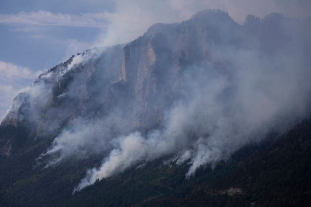 Argentiere La Bessee Wildfire - France Smoke rises from multiple hotspots on the mountainside after a major wildfire near L Argentiere la Bessee, firefighters continue to contain the blaze in steep terrain as smoke lingers above the forest following intense fire activity, Hautes Alpes, France, July 21, 2026. Photo by Thibaut Durand ABACAPRESS.COM Argentiere La Besse Provence-Alpes-Cote d Azur France  Copyright: xDurandxThibaut ABACAx