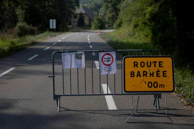 Argentiere La Bessee Wildfire - France A road is closed following a wildfire near L Argentiere la Bessee, signs reading Route Barree and Passage Interdit Incendie Chutes de Pierres warn of wildfire related hazards and rockfall as emergency operations continue in the area. Hautes Alpes, France, July 21, 2026. Photo by Thibaut Durand ABACAPRESS.COM Argentiere La Besse Provence-Alpes-Cote d Azur France  Copyright: xDurandxThibaut ABACAx