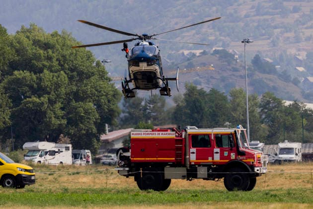 Argentiere La Bessee Wildfire - France A French Gendarmerie helicopter takes off to transport firefighters on a reconnaissance mission during the wildfire near L Argentiere la Bessee, reconnaissance teams are deployed to assess fire behavior and terrain conditions as emergency operations continue in the surrounding mountains, Hautes Alpes, France, July 21, 2026. Photo by Thibaut Durand ABACAPRESS.COM Argentiere La Besse Provence-Alpes-Cote d Azur France  Copyright: xDurandxThibaut ABACAx
