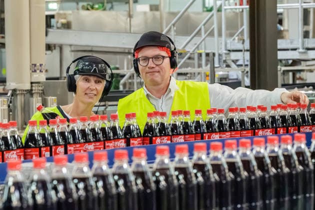 21.07.2026. Mönchengladbach. NRW-SPD-Spitzenkandidat Jochen Ott (r) besucht das Coca-Cola Werk in Mönchengladbach. Bei einem Rundgang informiert er sich bei Betriebsleiterin Linda Dohrmann (l) über den Standort und die aktuellen Herausforderungen in der Branche. Mönchengladbach Coca Cola Werk Nordrhein-Westfalen Deutschland *** July 21, 2026, Mönchengladbach, North Rhine-Westphalia: SPD lead candidate Jochen Ott (r) visits the Coca-Cola plant in Mönchengladbach. During a tour, he speaks with plant manager Linda Dohrmann (l) to learn about the facility and the current challenges facing the industry. Mönchengladbach Coca-Cola Plant, North Rhine-Westphalia Westphalia, Germany