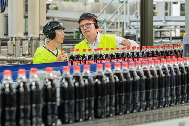 21.07.2026. Mönchengladbach. NRW-SPD-Spitzenkandidat Jochen Ott (r) besucht das Coca-Cola Werk in Mönchengladbach. Bei einem Rundgang informiert er sich bei Betriebsleiterin Linda Dohrmann (l) über den Standort und die aktuellen Herausforderungen in der Branche. Mönchengladbach Coca Cola Werk Nordrhein-Westfalen Deutschland *** July 21, 2026, Mönchengladbach, North Rhine-Westphalia: SPD lead candidate Jochen Ott (r) visits the Coca-Cola plant in Mönchengladbach. During a tour, he speaks with plant manager Linda Dohrmann (l) to learn about the facility and the current challenges facing the industry. Mönchengladbach Coca-Cola Plant, North Rhine-Westphalia Westphalia, Germany