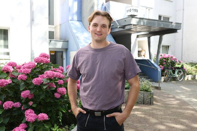 Schauspieler Ludger Bökelmann, Fototermin für den Film Mama? der Filmreihe Nordlichter, der NDR dreht in Hamburg für die Serie Nordlichter im Rahmen des Produktionsförderprogramms für Nachwuchsfilmer, Fototermin am Filmset in Hamburg Lokstedt, 21.7.2026 *** Actor Ludger Bökelmann, photo shoot for the film *Mama* from the *Nordlichter* film series; NDR is filming in Hamburg for the *Nordlichter* series as part of the production support program for emerging filmmakers; photo shoot on the film set in Hamburg-Lokstedt, July 21, 2026