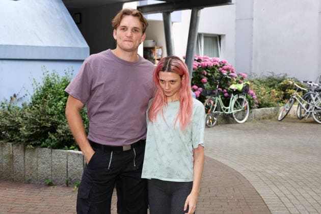 Schauspieler Ludger Bökelmann mit Kollegin Harriet Herbig-Matten, Fototermin für den Film Mama? der Filmreihe Nordlichter, der NDR dreht in Hamburg für die Serie Nordlichter im Rahmen des Produktionsförderprogramms für Nachwuchsfilmer, Fototermin am Filmset in Hamburg Lokstedt, 21.7.2026 *** Actor Ludger Bökelmann with his colleague Harriet Herbig Matten, photo shoot for the film *Mama* from the *Nordlichter* film series; NDR is filming in Hamburg for the *Nordlichter* series as part of the production support program for emerging filmmakers, Photo shoot on the film set in Hamburg-Lokstedt, July 21, 2026