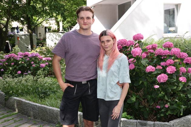 Schauspieler Ludger Bökelmann mit Kollegin Harriet Herbig-Matten, Fototermin für den Film Mama? der Filmreihe Nordlichter, der NDR dreht in Hamburg für die Serie Nordlichter im Rahmen des Produktionsförderprogramms für Nachwuchsfilmer, Fototermin am Filmset in Hamburg Lokstedt, 21.7.2026 *** Actor Ludger Bökelmann with his colleague Harriet Herbig Matten, photo shoot for the film *Mama* from the *Nordlichter* film series; NDR is filming in Hamburg for the *Nordlichter* series as part of the production support program for emerging filmmakers, Photo shoot on the film set in Hamburg-Lokstedt, July 21, 2026