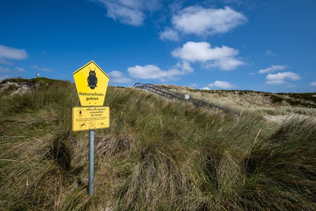 Weststrand auf Sylt 21.07.2026, List --- Ein Hinweisschild weist auf das Naturschutzgebiet auf Sylt hin. List Schleswig-Holstein Deutschland *** West Beach on Sylt, July 21, 2026, List. A sign points to the nature reserve on Sylt. List, Schleswig-Holstein, Germany