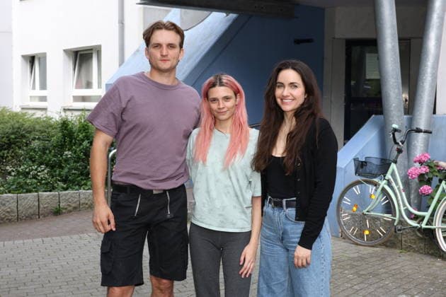 Schauspieler Ludger Bökelmann mit Kollegin Harriet Herbig-Matten sowie Katharina Sporrer,, Fototermin für den Film Mama? der Filmreihe Nordlichter, der NDR dreht in Hamburg für die Serie Nordlichter im Rahmen des Produktionsförderprogramms für Nachwuchsfilmer, Fototermin am Filmset in Hamburg Lokstedt, 21.7.2026 *** Actor Ludger Bökelmann with his colleague Harriet Herbig Matten and Katharina Sporrer, Photo shoot for the film *Mama* from the *Nordlichter* film series; NDR is filming in Hamburg for the *Nordlichter* series as part of the production support program for emerging filmmakers; photo shoot on the film set in Hamburg-Lokstedt, July 21, 2026