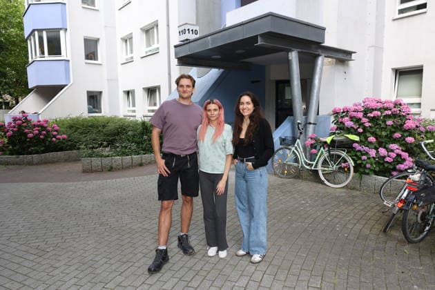 Schauspieler Ludger Bökelmann mit Kollegin Harriet Herbig-Matten sowie Katharina Sporrer,, Fototermin für den Film Mama? der Filmreihe Nordlichter, der NDR dreht in Hamburg für die Serie Nordlichter im Rahmen des Produktionsförderprogramms für Nachwuchsfilmer, Fototermin am Filmset in Hamburg Lokstedt, 21.7.2026 *** Actor Ludger Bökelmann with his colleague Harriet Herbig Matten and Katharina Sporrer, Photo shoot for the film *Mama* from the *Nordlichter* film series; NDR is filming in Hamburg for the *Nordlichter* series as part of the production support program for emerging filmmakers; photo shoot on the film set in Hamburg-Lokstedt, July 21, 2026