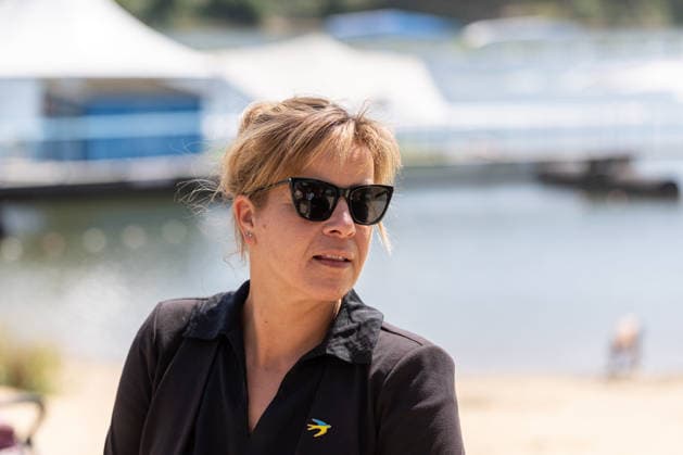 Sommertour 2026 bei Wasserski Langenfeld Im Rahmen ihrer Sommertour 2026 durchs Rheinland besucht NRW-Landesministerin für Wirtschaft, Industrie, Klimaschutz und Energie Mona NEUBAUR (Die Grünen) die Wasserskianlage in Langenfeld, die in diesem Jahr ihr 50-jähriges Jubiläum feiert und zu den weltweit größten Wasserski-Standorten zählt. Langenfeld Nordrhein-Westfalen Deutschland *** Summer Tour 2026 at Wasserski Langenfeld As part of her 2026 summer tour through the Rhineland, North Rhine-Westphalia’s Minister for Economic Affairs, Industry, Climate Protection, and Energy, Mona NEUBAUR of the Green Party, will visit the water ski facility in Langenfeld, which is celebrating its 50th anniversary this year and is one of the world’s lar Copyright: xMarcxJohnx