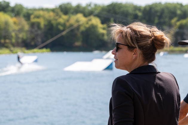 Sommertour 2026 bei Wasserski Langenfeld Im Rahmen ihrer Sommertour 2026 durchs Rheinland besucht NRW-Landesministerin für Wirtschaft, Industrie, Klimaschutz und Energie Mona NEUBAUR (Die Grünen) die Wasserskianlage in Langenfeld, die in diesem Jahr ihr 50-jähriges Jubiläum feiert und zu den weltweit größten Wasserski-Standorten zählt. Langenfeld Nordrhein-Westfalen Deutschland *** Summer Tour 2026 at Wasserski Langenfeld As part of her 2026 summer tour through the Rhineland, North Rhine-Westphalia’s Minister for Economic Affairs, Industry, Climate Protection, and Energy, Mona NEUBAUR of the Green Party, will visit the water ski facility in Langenfeld, which is celebrating its 50th anniversary this year and is one of the world’s lar Copyright: xMarcxJohnx
