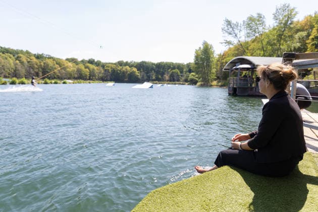 Sommertour 2026 bei Wasserski Langenfeld Im Rahmen ihrer Sommertour 2026 durchs Rheinland besucht NRW-Landesministerin für Wirtschaft, Industrie, Klimaschutz und Energie Mona NEUBAUR (Die Grünen) die Wasserskianlage in Langenfeld, die in diesem Jahr ihr 50-jähriges Jubiläum feiert und zu den weltweit größten Wasserski-Standorten zählt. Langenfeld Nordrhein-Westfalen Deutschland *** Summer Tour 2026 at Wasserski Langenfeld As part of her 2026 summer tour through the Rhineland, North Rhine-Westphalia’s Minister for Economic Affairs, Industry, Climate Protection, and Energy, Mona NEUBAUR of the Green Party, will visit the water ski facility in Langenfeld, which is celebrating its 50th anniversary this year and is one of the world’s lar Copyright: xMarcxJohnx