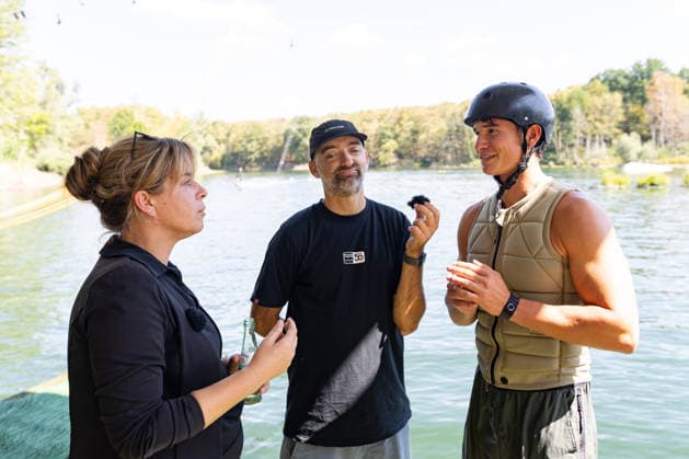 Sommertour 2026 bei Wasserski Langenfeld Im Gespräch: Mona Neubaur, Florian SÜß und Wakeboard Profi Nils RITZMANN - Im Rahmen ihrer Sommertour 2026 durchs Rheinland besucht NRW-Landesministerin für Wirtschaft, Industrie, Klimaschutz und Energie Mona NEUBAUR (Die Grünen) die Wasserskianlage in Langenfeld, die in diesem Jahr ihr 50-jähriges Jubiläum feiert und zu den weltweit größten Wasserski-Standorten zählt. Langenfeld Nordrhein-Westfalen Deutschland *** Summer Tour 2026 at Wasserski Langenfeld: A Conversation with Mona Neubaur, Florian SÜß, and Wakeboarding Pro Nils RITZMANN As part of her 2026 summer tour through the Rhineland, North Rhine-Westphalia’s Minister for Economic Affairs, Industry, Climate Protection, and Energy, Mo Copyright: xMarcxJohnx