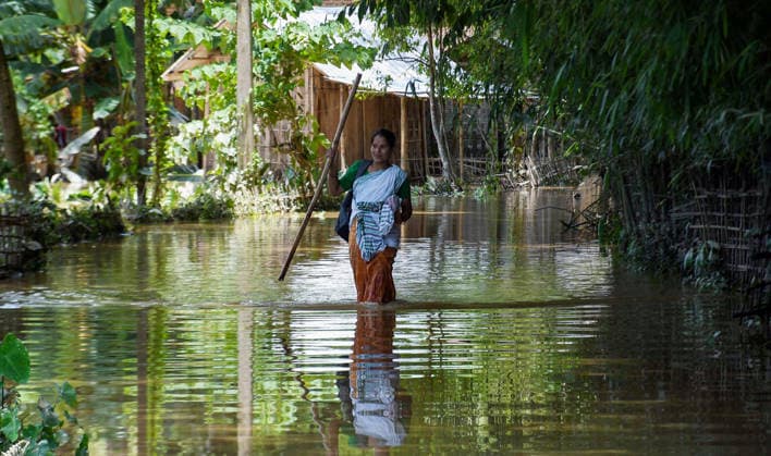 Flood-Affected Woman Carries Belongings to Safety as Waters Submerge Homes in Assam™s Jorhat Jorhat Assam , Jul 21 (ANI): A flood-affected woman wades through inundated waters carrying her belongings to safer ground in Teok as floodwaters submerge homes and surrounding areas in Jorhat on Tuesday. Jorhat Assam India Copyright: xANIx ANI_20260721429