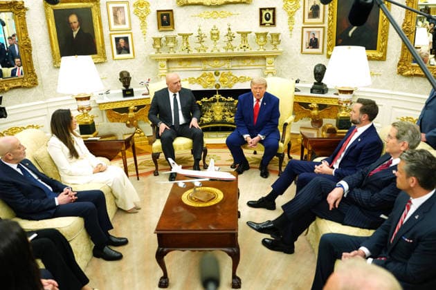 July 21, 2026, Washington, District Of Columbia, USA: United States President Donald J Trump meets President Joseph Aoun of the Republic of Lebanon in the Oval Office of the White House in Washington, DC, USA, on Tuesday, July 21, 2026. Aoun is in Washington to present a proposal designed to disarm the Iran-backed militant group Hezbollah and secure Israel s withdrawal from Lebanon Washington USA - ZUMAs152 20260721_faa_s152_012 Copyright: xAaronxSchwartzx-xPoolxviaxCNPx