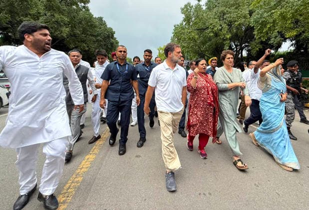RECORD DATE NOT STATED Congress leaders stage a foot march towards Prime Minister s residence New Delhi, Jul 21 (ANI): Lok Sabha LoP Rahul Gandhi, with Congress leaders Priyanka Gandhi Vadra, and others, stages a foot march towards Prime Minister s residence at Lok Kalyan Marg, demanding the resignations of Prime Minister Narendra Modi and Education Minister Dharmendra Pradhan, in New Delhi on Tuesday. (AICC ANI Photo) New Delhi Delhi India Copyright: xANIx ANI_20260721437